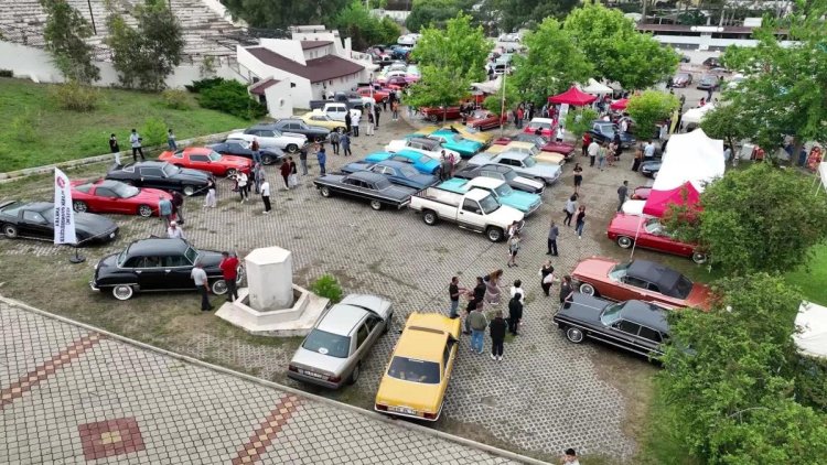 Buca’da Klasik Otomobil Festivali düzenlendi