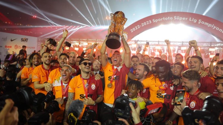 Galatasaray, Nef Stadı’nda kupayı kaldırdı! Şampiyonluk kutlamasında büyük coşku, ünlü isimler ve oyuncular…