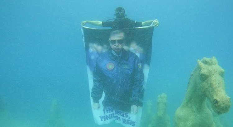 Meclis üyesi, su altında Erdoğan posteri açtı
