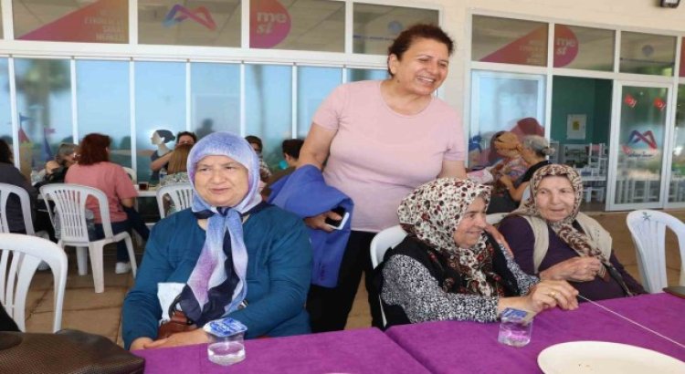 Mersinde yaş almış vatandaşlar 80ler etkinliğinde bir araya geldi