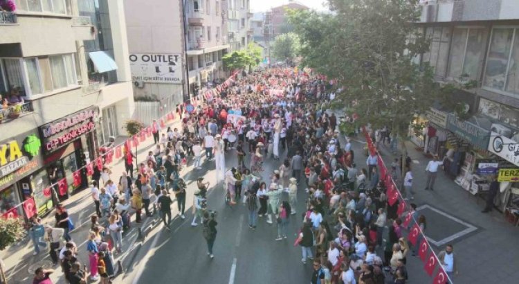 Kiraz Festivalinde tarihi kortej: On binler caddeyi doldurdu