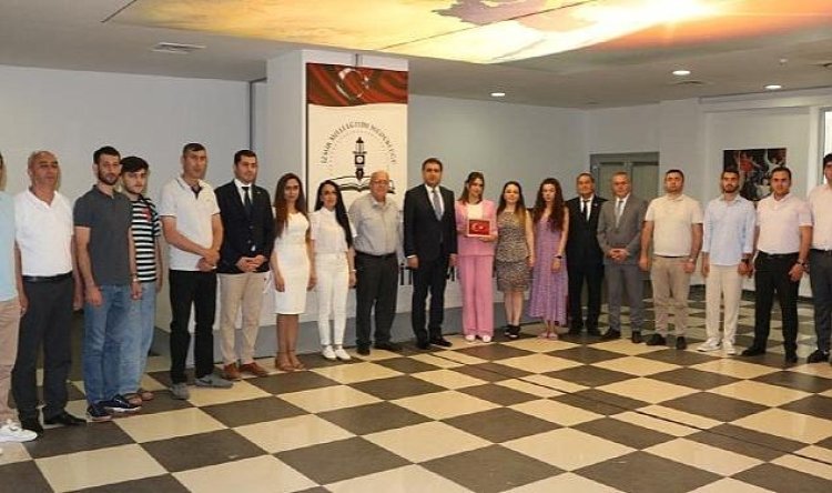 Azerbaycanlı Öğretmen ve Eğitim Yöneticileri İzmir İl Milli Eğitim Müdürü Dr. Murat Mücahit Yentür’ü Makamında Ziyaret Etti