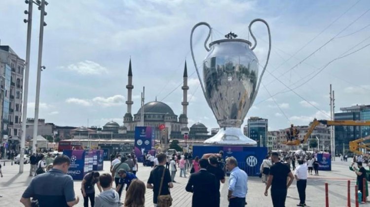 Şampiyonlar Ligi finali için İstanbul’a gelen turistten gündem olan paylaşım: Para bozdurdum, bavul lazım