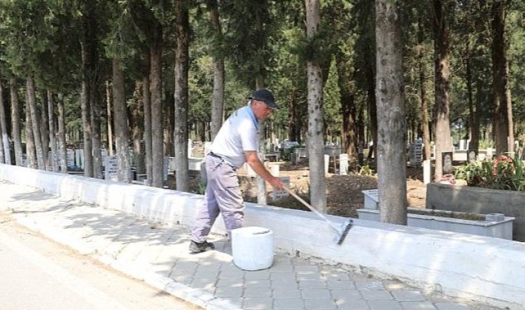 Burhaniye Belediyesi Mezarlıklar Bayrama Hazırlanıyor