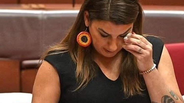 Uğradığı cinsel saldırıyı parlamentoda gözyaşları içinde anlattı