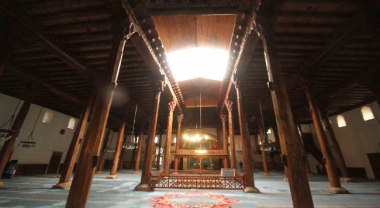 7 asırlık camideki ahşap direkleri koruduğuna inanılan karlık ziyaretçilerin ilgisini çekiyor