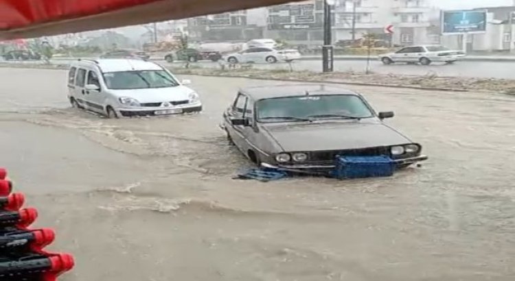 Kadirli'deki sel suları nedeniyle trafik durdu