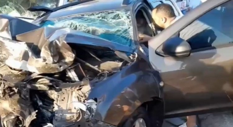 Minübüs ve otomobil kafa kafaya çarpıştı : 4 Ölü 21 yaralı