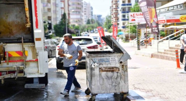 Kötü kokuların giderilmesi için konteynerler ilaçlandı