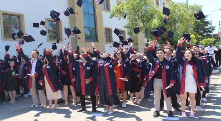 OMÜ İletişim Fakültesinde 220 öğrenci mezuniyet heyecanı yaşadı