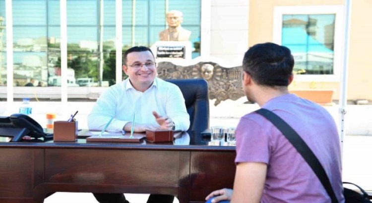 Belediye başkanı makam odasını meydana taşıdı