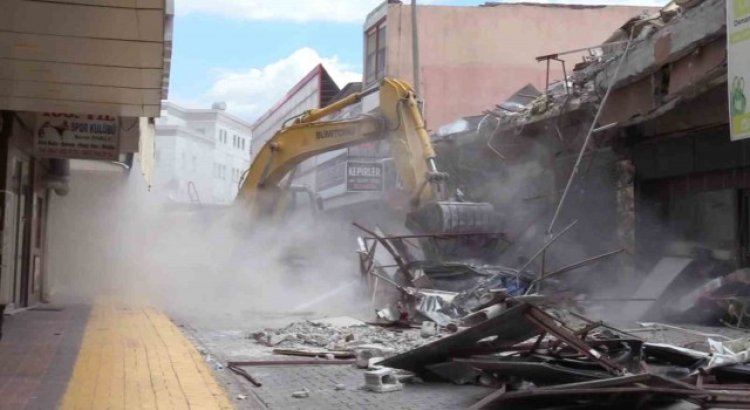 Osmaniye'de çöken bina kontrollü şekilde yıkıldı