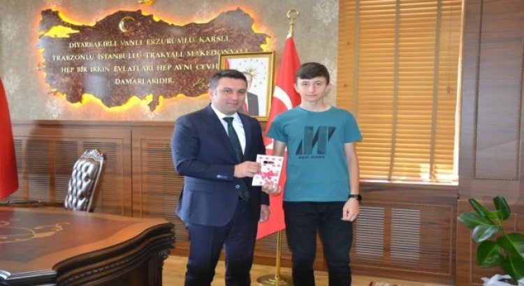 Tosya Kaymakamı Hatam, LGSde Türkiye birincisi olan 2 öğrenciye ödül verdi