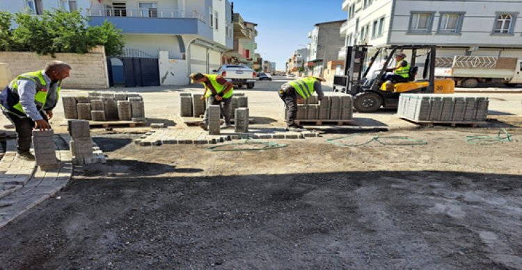 Viranşehir’de kilitli parke taşı döşeme çalışmalarına devam ediyor