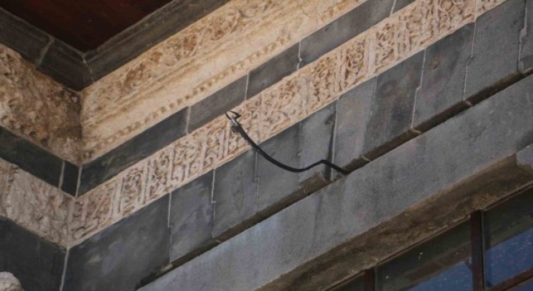 Ulu Camideki yılan figürü 4 farklı hikayesiyle turistlerin dikkatini çekiyor