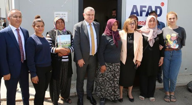 Bakan Bak, Gaziantep'teki Depremzedelerle Buluştu