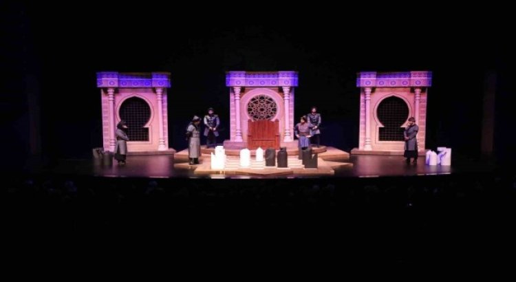 Konya Şehir Tiyatrosu, “Nizamülmülk” oyununu 15 Temmuza özel sahneledi