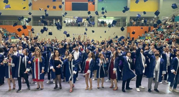 Uşak Üniversitesi İletişim Fakültesinde mezuniyet coşkusu yaşandı