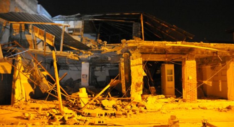 Facia kıl payı atlatıldı hasarlı bina bir anda çöktü.