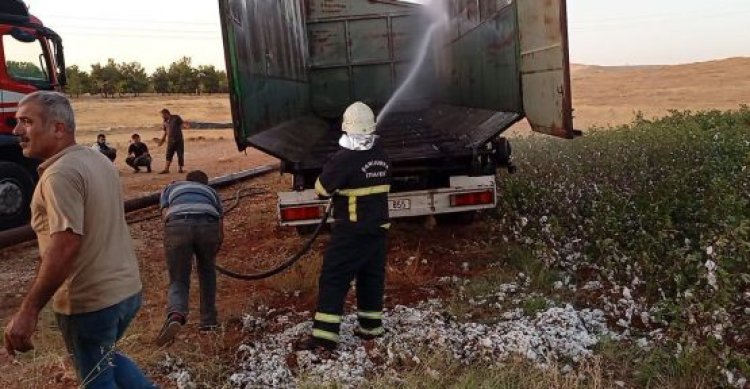 Haliliye&#039;de pamuk yüklü kamyon yandı