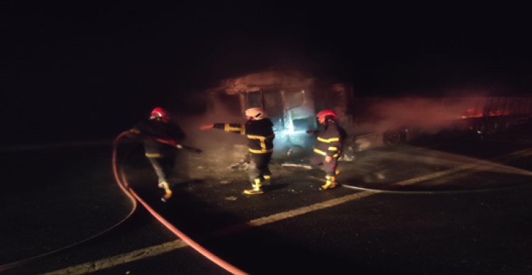 Şanlıurfa’da seyir halindeki tır alev aldı