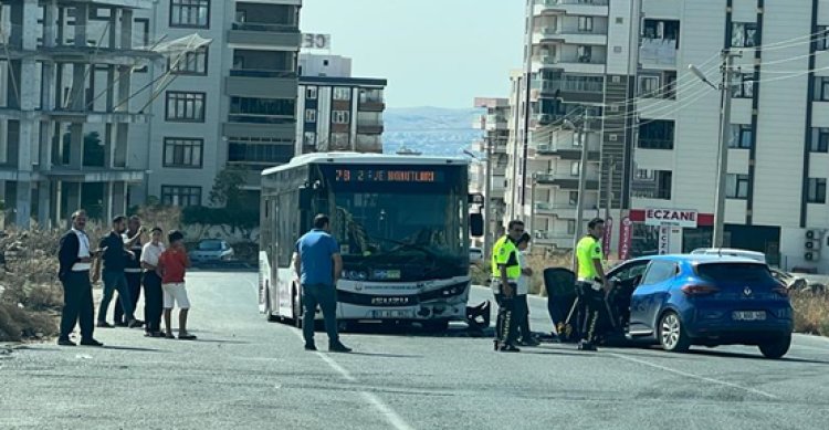 Karaköprü’de şehir içi otobüsü ile otomobil çarpıştı!
