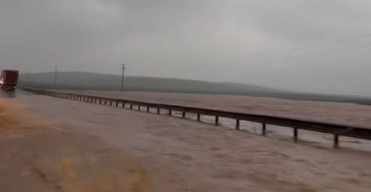 Şanlıurfa- Viranşehir yolunu sel bastı