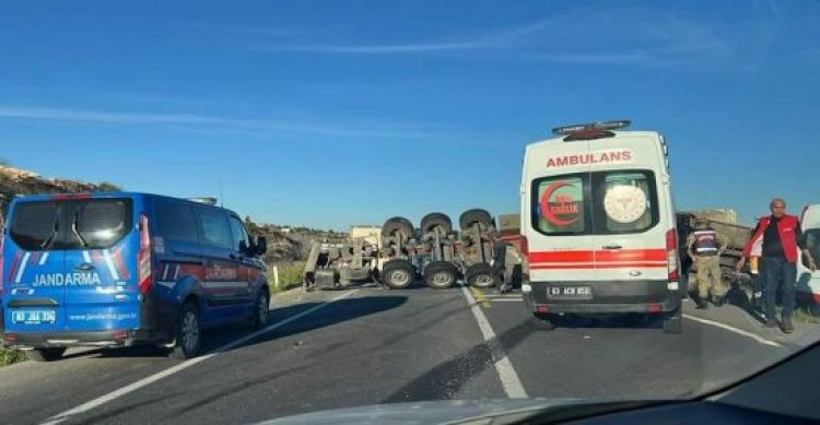 Şanlıurfa&#039;da devrilen tır yolu trafiğe kapattı